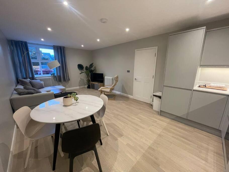 Marvellous New Build 2 Bed Flat - 1 Ophelia Court Epsom Exterior foto