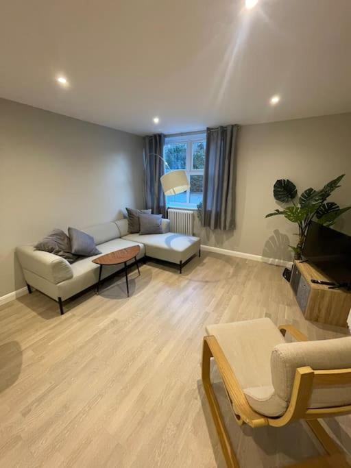 Marvellous New Build 2 Bed Flat - 1 Ophelia Court Epsom Exterior foto