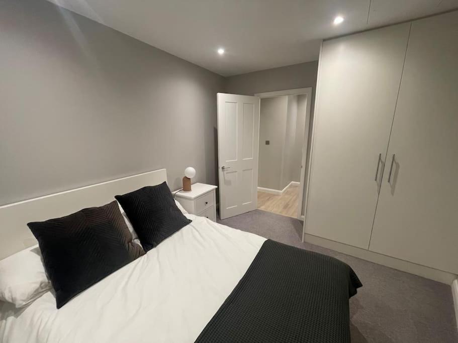 Marvellous New Build 2 Bed Flat - 1 Ophelia Court Epsom Exterior foto