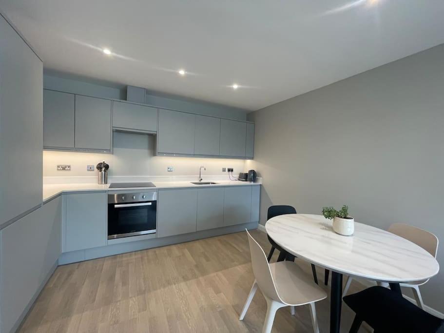 Marvellous New Build 2 Bed Flat - 1 Ophelia Court Epsom Exterior foto