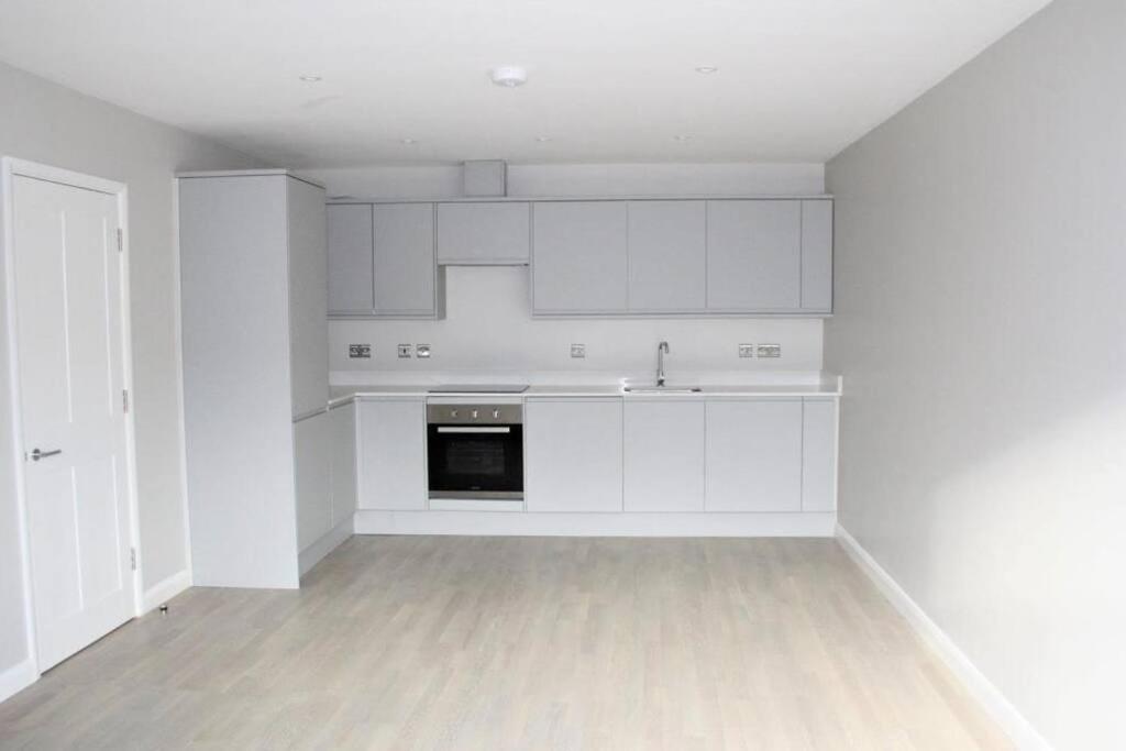 Marvellous New Build 2 Bed Flat - 1 Ophelia Court Epsom Exterior foto